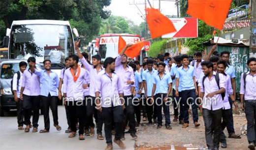 Mangaluru : MU reduces fees following protest by students led by ABVP 2